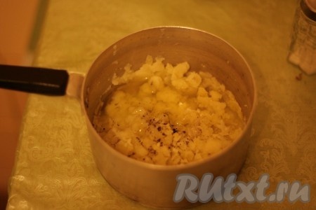 Картофель очистить, превратить в пюре, добавить яичный белок, тертый чеснок, соль и перец.
