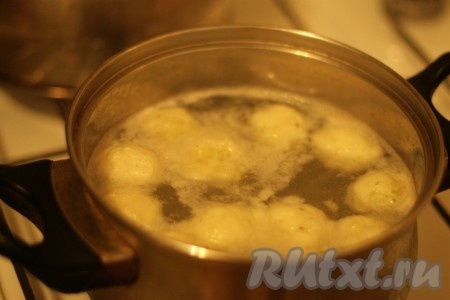 Опускать картофельные клецки в кипящий бульон. Суп готов, когда всплывут клёцки.
