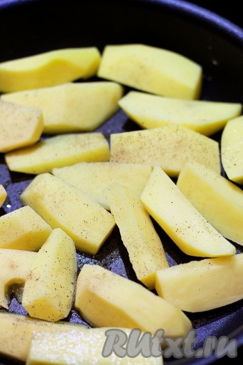 Очистите картофель от кожуры и нарежьте крупными дольками (если картофель молодой, можно его не чистить). Налейте в сковороду оливковое масло, выложите картофель, посолите и хорошо поперчите.
