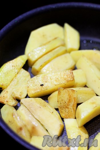 Обжаривайте картофель на сильном огне до золотистых бочков.
