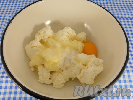 К творогу добавить яйцо, соду и сливочное масло комнатной температуры.