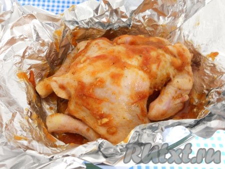 Поместить цыпленка на лист фольги, сложенный вдвое.
