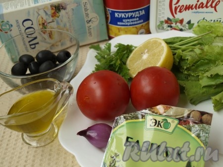 Подготовить продукты для приготовления салата с помидорами и фетой.
