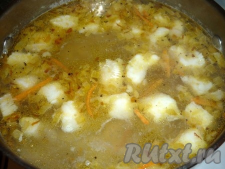 Содержимое сковороды перекладываем в кастрюлю, солим суп из пангасиуса по вкусу,
