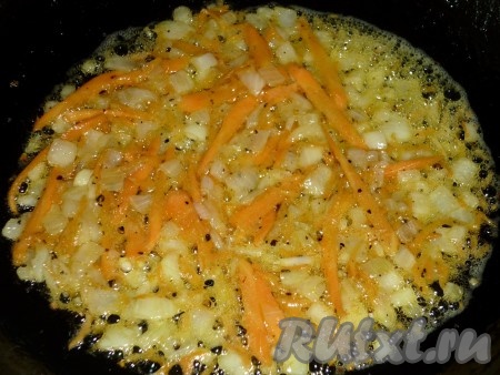 Лук с морковью выкладываем в сковороду и обжариваем до золотистого цвета.
