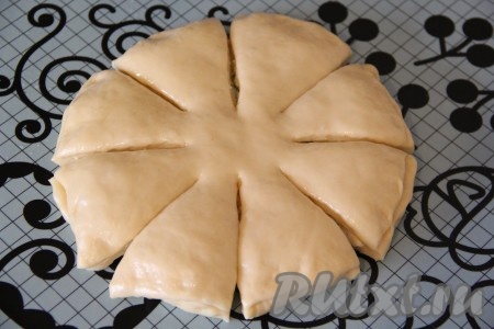 Сделать 8 разрезов на пироге с творогом и сыром.