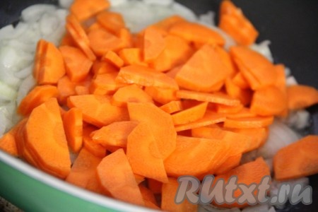 Морковь почистить нарезать кружочками или полукружочками. Выложить в сковороду и обжарить вместе с луком, периодически помешивая, в течение 2 минут.
