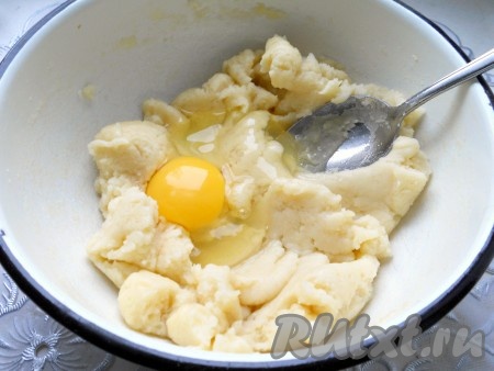 Дать тесту остыть до теплого состояния. Далее ввести, по одному, яйца. Каждое яйцо хорошо вмешивать в тесто (я делаю это рукой, так я чувствую, когда яйцо хорошо соединилось с тестом).
