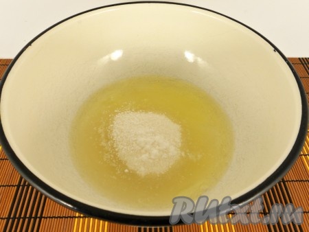Приготовить заварной белковый крем: в глубокую миску поместить охлажденные белки, всыпать сахар, добавить лимонную кислоту и ванильный сахар.