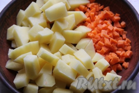 Морковь и картофель очистить. Картошку нарезать на средние кубики, морковку - на мелкие.