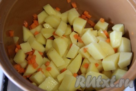 Выложить картошку и морковку в кастрюлю.