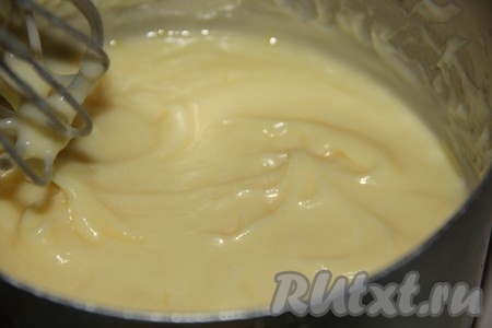 В теплый крем добавить частями мягкое сливочное масло, взбивая крем миксером.
