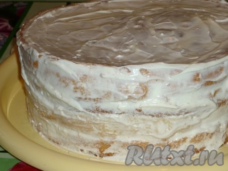 Сверху положить последний корж и обмазать верх и бока бисквитного торта сметанным кремом и отправить в холодильник. 
