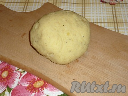 Картошку соединить с яйцом, посолить, поперчить, добавить просеянную муку и замесить тесто.
