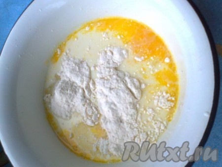 Затем добавьте к молоку качественный картофельный крахмал, соль и сахар, размешайте. Добавьте яйца, снова перемешайте. Теперь, когда молоко ещё достаточно тёплое, добавьте муку и перемешайте.