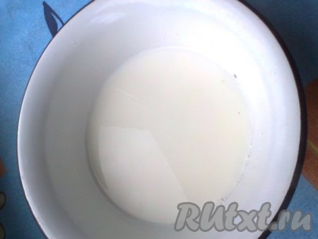 Молоко вскипятите. В достаточно глубокую миску отлейте 250 миллилитров молока, дайте немного остыть.