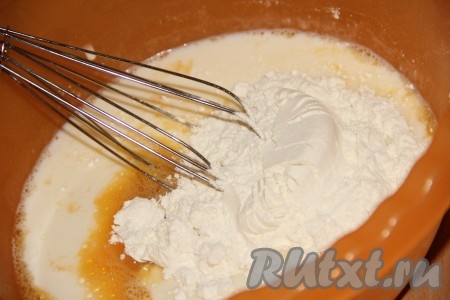 К яйцам добавить соль, сахар и молоко, перемешать до однородности. Затем всыпать муку.
