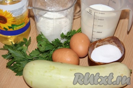 Подготовить продукты для приготовления блинов из кабачков на молоке с зеленью