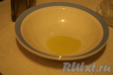 В огнеупорную форму налить 1 столовую ложку масла. Оставшееся масло смешать с медом.
