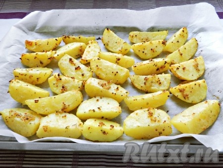 Поставить в разогретую до 200 градусов духовку на 30 минут и запечь картофель в горчице до золотистого цвета.
