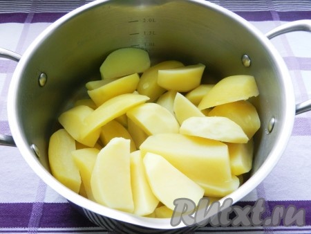 Картофель очистить, разрезать на 4 части. Отварить в подсоленной воде в течение 5-7 минут. Воду полностью слить.