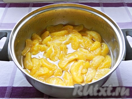 Засыпать мандарины сахаром, влить лимонный сок и поставить на средний огонь. Варить до полного растворения сахара 15-20 минут, постоянно помешивая.