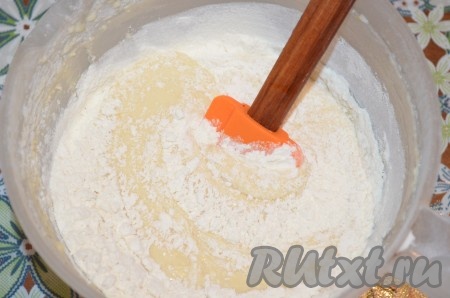 Просеять в тесто муку, разрыхлитель и добавить соль, перемешать силиконовой лопаткой. Тесто должно получиться чуть гуще, чем сметана.
