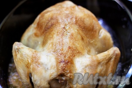 Готовьте курицу с апельсином и чесноком в разогретой духовке при температуре 180 градусов 1 час (еще лишних 10 минут не повредят, все зависит от размера тушки).
