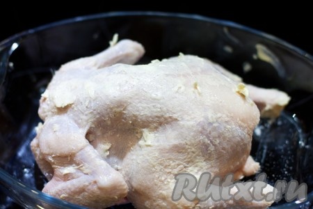 Соедините сливочное масло с перцем и обмажьте им курицу.