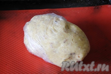 Замешанное тесто для орехового печенья завернуть в пакет и отправить в холодильник минимум на 1 час.