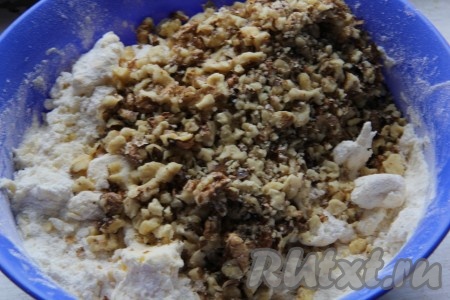 В миску с масляной массой добавить измельчённые орехи, перемешать, частями начать добавлять муку, собирая тесто в ком. Песочное тесто должно получиться мягким, не липнущим к поверхности.
