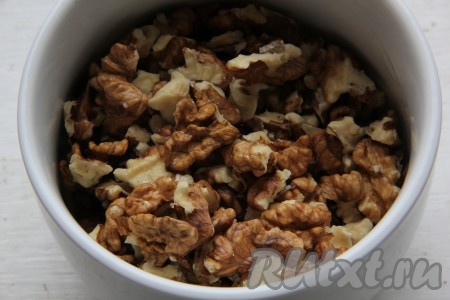 Грецкие орехи измельчить в блендере (или ножом) до получения мелкой крошки.
