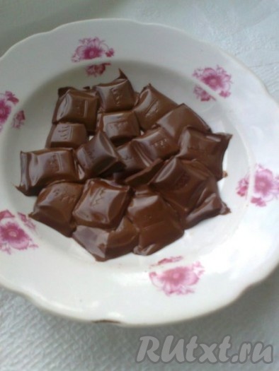 Шоколад  надо поломать на кусочки и растопить на водяной бане.
