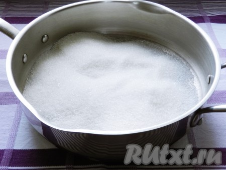 В сковороду всыпать сахар и поставить на средний огонь.