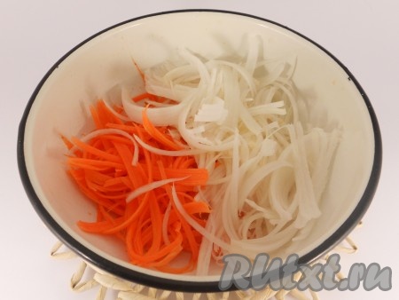 Дайкон и морковку очистить, натереть на тёрке для корейской моркови, переложить в миску, посолить и чуть помять руками. Оставить на 15 минут, после чего слить выделившуюся жидкость.