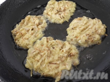 Выкладывать картофельную массу на разогретую с растительным маслом сковороду ложкой, в виде оладий. Жарить драники на среднем огне до румяной корочки с обеих сторон.