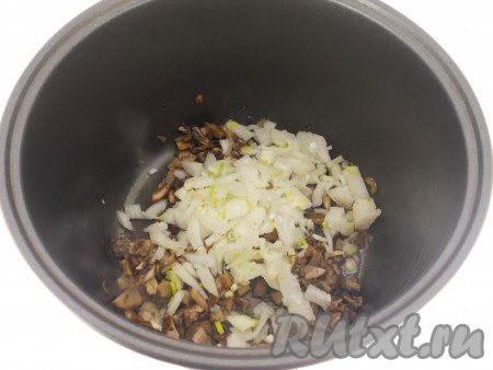 В чашу мультиварки влить растительное масло, выложить грибы, выставить режим "Жарка" на 20 минут. Обжарить шампиньоны в течение 5 минут, периодически помешивая, после чего добавить репчатый лук. 