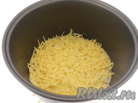 Посыпать сверху все тертым сыром, выставить режим "Выпечка" на 15-20 минут.