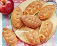 Печеные пирожки с яблоками