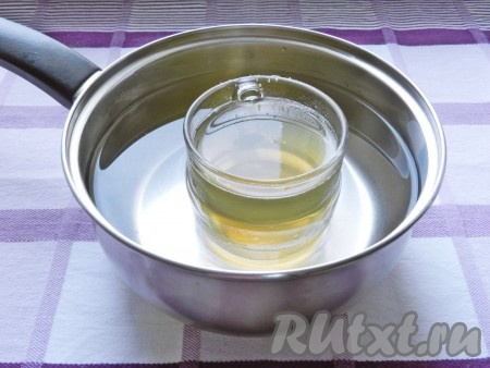 Для приготовления ягодного слоя желатин развести в холодной  воде или в соке, затем поставить на водяную баню, чтобы желатин полностью растворился.