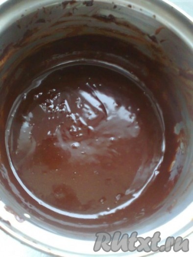 Приготовим шоколадную глазурь. Масло растопить, добавить сметану, сахар, какао, перемешать и проварить 1 минут до однородности.
