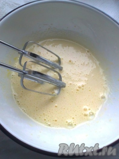 Готовим тесто. Взбить миксером 2 яйца в крепкую пену с добавлением сахара.
