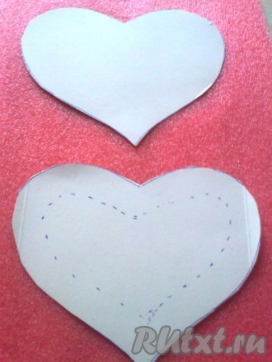 Для работы с тестом нам понадобится трафарет сердечек или выемки в виде сердечек. Трафарет вырезаем из картонки (коробки от конфет), размер 10х15 см, а второй трафарет должен быть меньше на 2 см или, как вам нравится.
