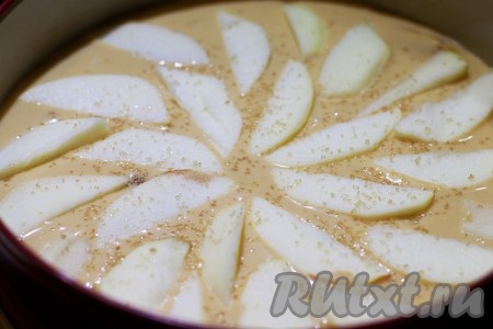 Приготовьте разъемную форму (если потребуется смажьте маслом или застелите пекарской бумагой). Выложите тесто в форму и разложите тонкие дольки яблока произвольным образом. Присыпьте тростниковым сахаром. 