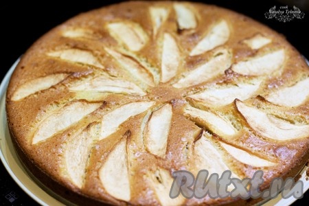 Выпекайте яблочный пирог с орехами и цукатами в разогретой духовке 40-45 минут при температуре 180 градусов.
