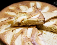 Яблочный пирог с орехами и цукатами