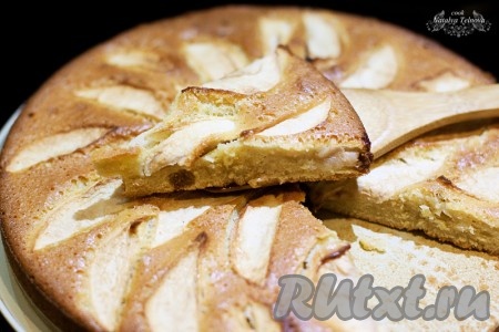 Яблочный пирог с орехами и цукатами