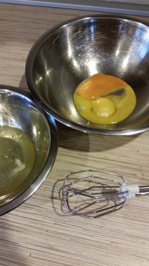 Пока рис отваривается, смешать сметану с манкой. У яиц отделить желток от белка.
