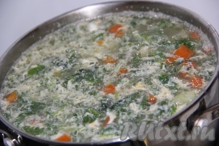 Влить яйцо в суп из крапивы, интенсивно помешивая. Довести до кипения, затем снять с огня и дать настояться в течение 15-20 минут.
