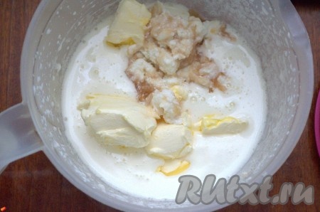 Яйца взбить с сахаром и солью в течение 5 минут. В получившуюся массу добавить размягченное сливочное масло и творог с яблочным пюре. Взбить до однородности.

